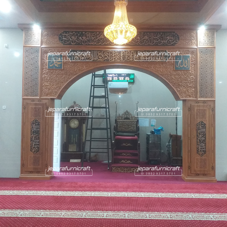 Mihrab Masjid Mewah Ukiran Kaligrafi Kayu Jati