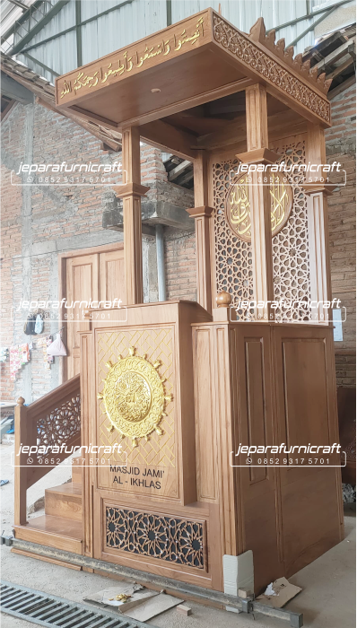 Mimbar Masjid, Kubah Ukir Jati, Jepara, Kayu Jati, Masjid, Arsitektur Masjid, Dekorasi Masjid, Karya Seni Islam, Simbol Kemegahan, Keindahan Masjid, Mimbar Masjid Kubah, Ukiran Kayu Jati, Mimbar Masjid Tradisional, Arsitektur Islam, Dekorasi Islam, Masjid Indonesia, Karya Seni Masjid